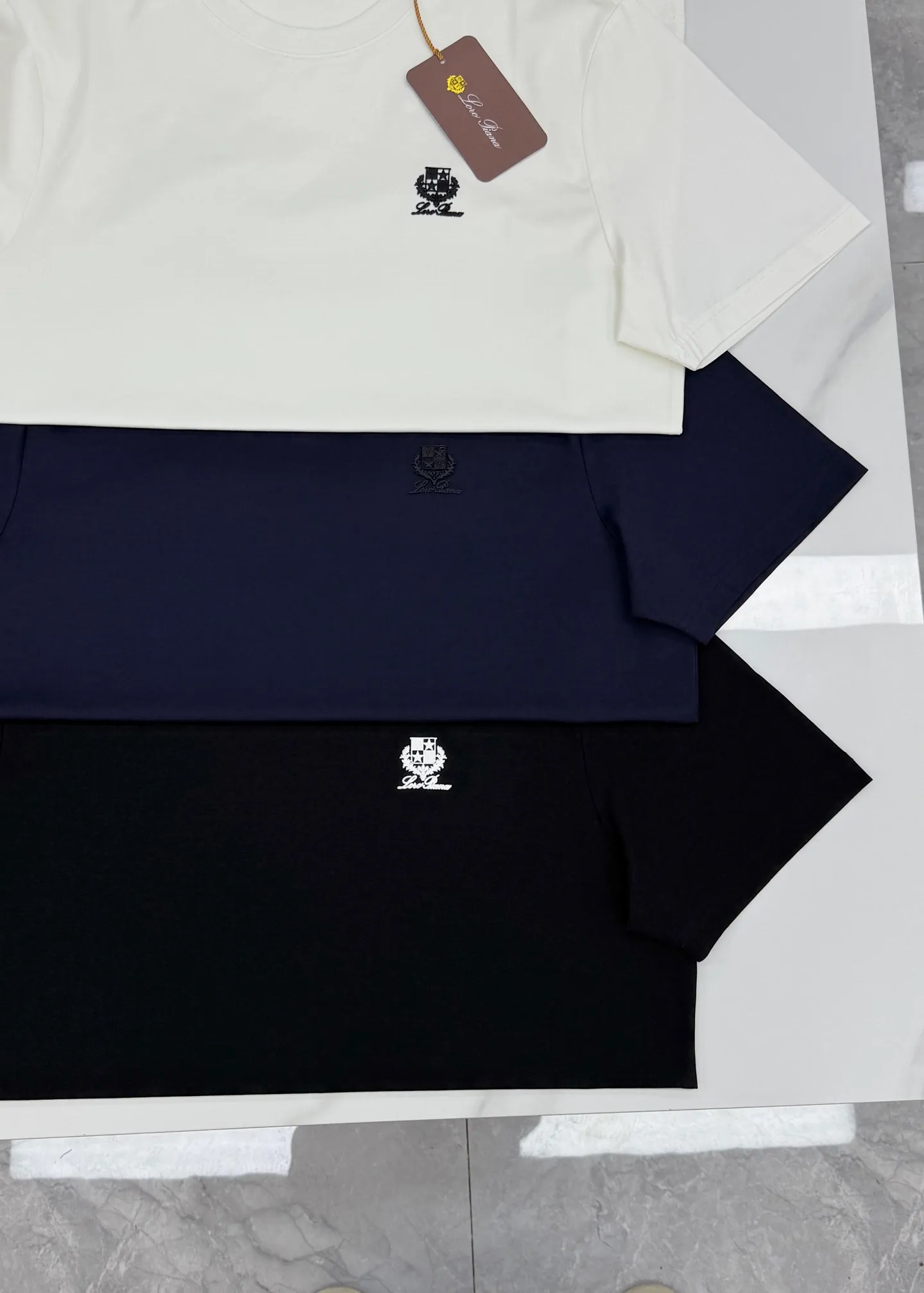 185 ⚜️Loro piana*26s new mercerized cotton T-shirt. Original recommendation❤️Classic LP logo. 3D three-dimensional silicone logo. Quality presentation. Classic Lp old money style concrete words. Letter pattern is high-end and low-key. Simple Versatile style. Made of custom-made 190g mercerized cotton fabric, it has a strong sense of lightness behind the upper body. The soft texture is skin-friendly and has excellent breathability. All three standards are met! Color: Black.Dark Blue.White.Sizes: M-3XL slim fit! (S and 4XL can be customized) 175/145 pounds recommended XL